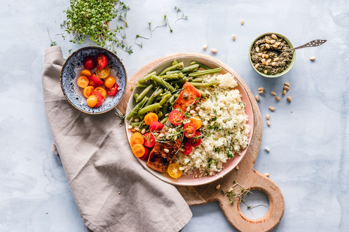 Vegetable stir-fry with tofu and brown rice